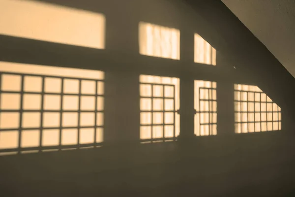 Reflexion Eines Fensters Der Wand Innenraum Abstrakte Verschwommenheit Der Schatten — Stockfoto