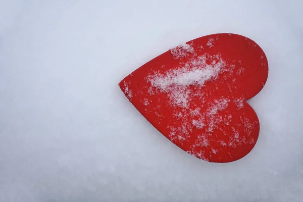 情人节的心在雪地上 红色的木制象征着爱与雪花 情人节贺卡的背景 — 图库照片