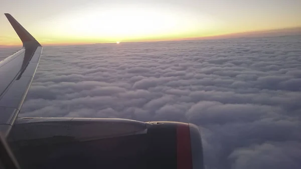 Vleugel Van Een Vliegtuig Bij Zonsondergang Vliegtuig Dat Hoog Boven — Stockfoto