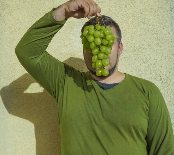 Man Med Skägg Håller Gäng Gröna Druvor — Stockfoto