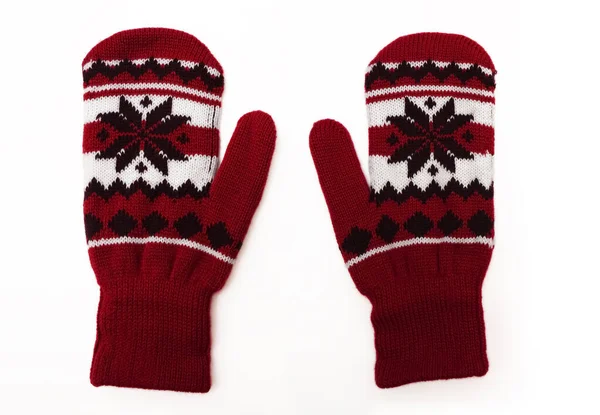 Δύο Κόκκινα Γάντια Πλεκτά Μαύρο Νιφάδα Χιονιού Μοτίβο Που Απομονώνονται — Φωτογραφία Αρχείου