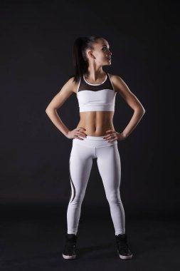 Genç, zayıf Latin bir bayan sporcu.  