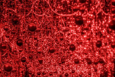 Aydınlatılmış mor çelenk ve yuvarlak oyuncakların yeni yıl arkaplanı. gece sahnesi. 