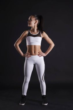 Genç, zayıf Latin bir bayan sporcu.