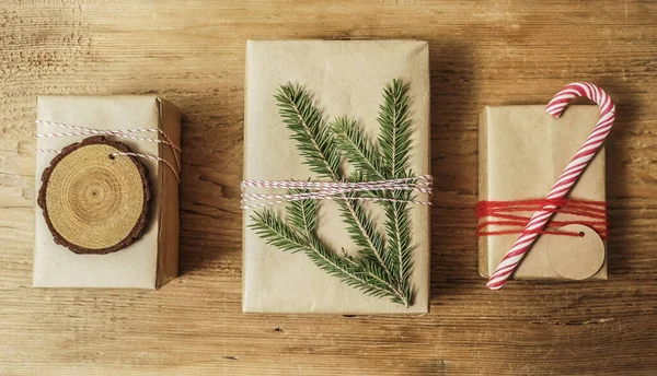 Caixas Presente Embrulhadas Papel Artesanal Marrom Presentes Natal — Fotografia de Stock