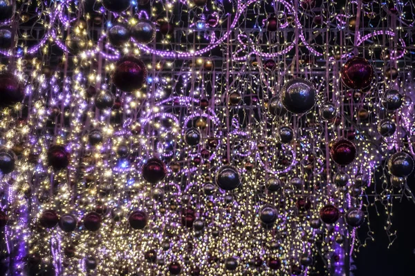 Новый Год Фон Подсвеченных Фиолетовых Гирлянд Круглых Игрушек Ночная Сцена — стоковое фото