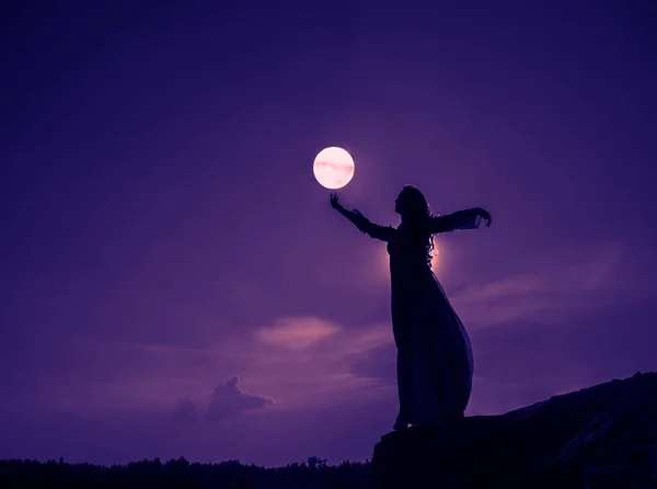 Silhueta Mulher Topo Montanha Fêmea Segurar Mão Crescente Lua Acima — Fotografia de Stock