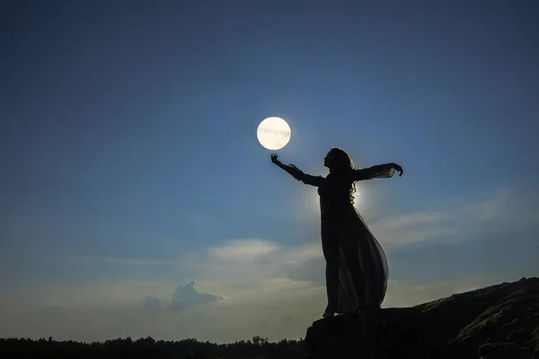 Sylwetka Kobiety Stojącej Szczycie Góry Samica Trzyma Ręku Księżyc Nad — Zdjęcie stockowe