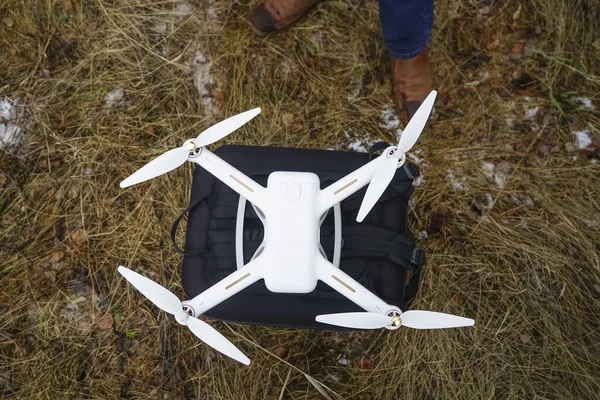 Aventureiro Explorador Novos Destinos Turísticos Viagens Monta Drone Com Asas — Fotografia de Stock