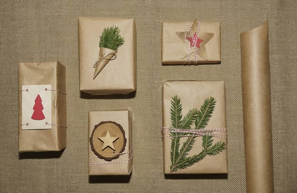 Noel Hediyesi Kutuları Eski Yapımı Kağıt Süslemelere Sarılmış Yapımı Hediye — Stok fotoğraf