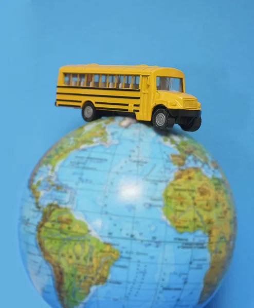 Amarelo Escola Ônibus Plástico Metal Brinquedo Modelo Globo Isolado Fundo — Fotografia de Stock