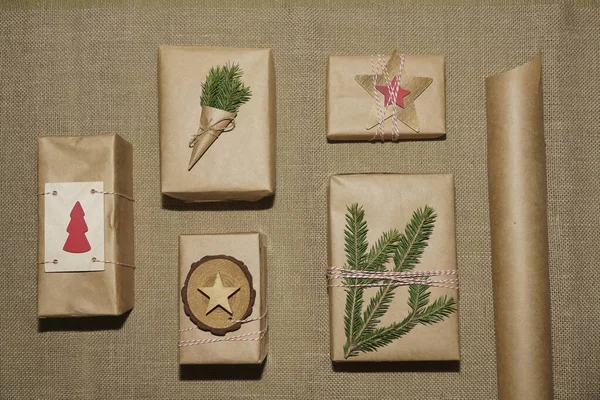Noel Hediyesi Kutuları Eski Yapımı Kağıt Süslemelere Sarılmış Yapımı Hediye — Stok fotoğraf
