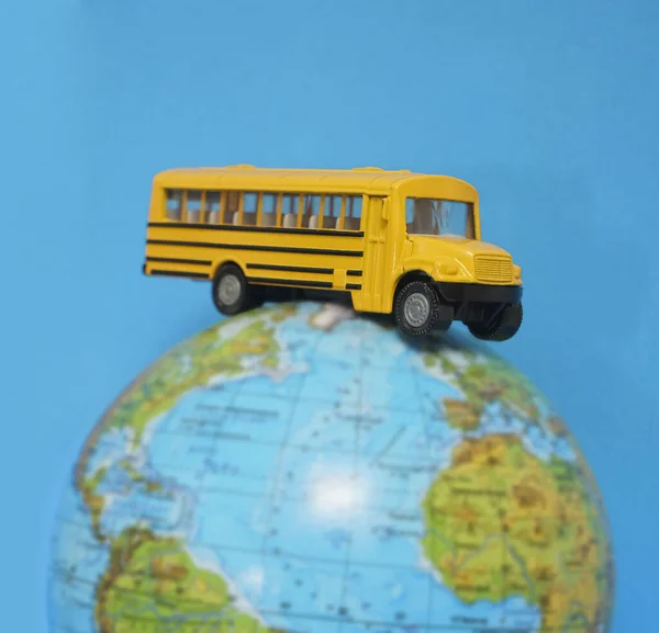 Amarelo Escola Ônibus Plástico Metal Brinquedo Modelo Globo Isolado Fundo — Fotografia de Stock