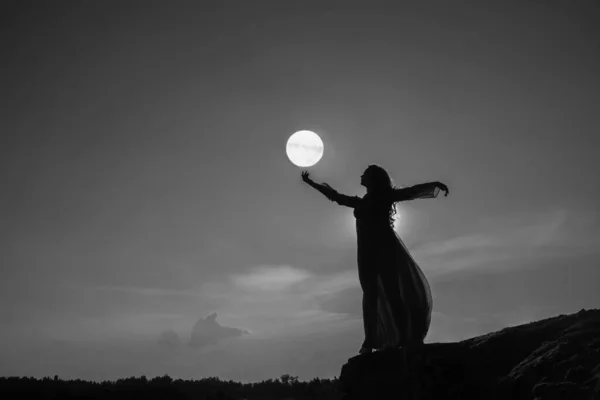 Silueta Mujer Pie Cima Montaña Las Hembras Sostienen Luna Creciente — Foto de Stock