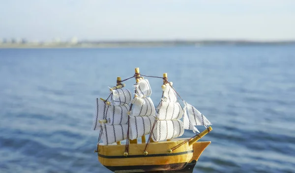 Una Barca Modello Vela Blu Mare Sfondo — Foto Stock