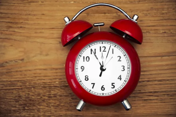 Reloj Rojo Vintage Despertador Sobre Fondo Madera — Foto de Stock