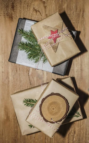 Groupe Boîtes Cadeaux Noël Enveloppé Dans Papier Vintage Artisanal Des — Photo
