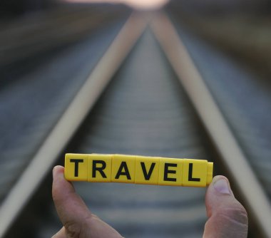 Kelime yolculuğu. Güneş ışınları arkaplanlı demiryolu