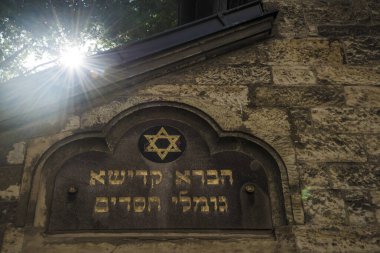 Prag, Çek Cumhuriyeti - 01 Haziran 2016: Prag 'daki Yahudi Mahallesi' ndeki Eski Yahudi Mezarlığı 'nda Judah Loew ben Bezalel' in Tombstone 'u. Prag' daki Eski Yahudi Mezarlığı.