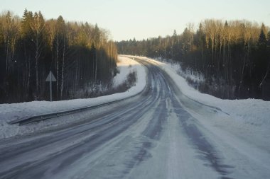 Kar yolu yukarı ve aşağı dalgalı ağaçlar - kayak yarışı - hava tahmini - engebeli yol - engebeli yol - kesişme yarışı. Kış mevsiminde kar yağdıktan sonra ortaya çıkan kar. uzun doğrudan bakış açısı