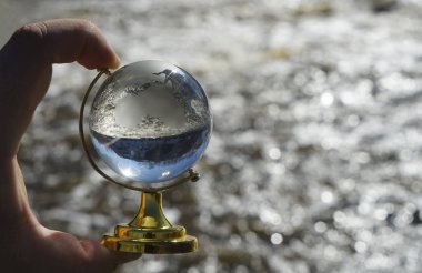 Temiz cam top - dünya haritası - Bokeh nehrinin arkasında. şeffaf cam. 