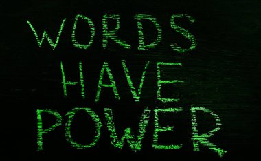 Kelimeler kahverengi ahşap tahta arka plan üzerinde güç var. yazıt için boş kopya alanı. 