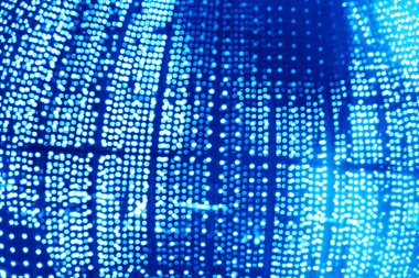 Yuvarlak, parlak mavi ışık sıraları ile soyut bulanık arkaplan.