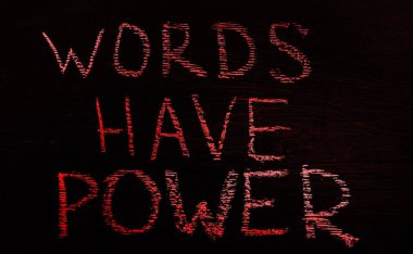 Kelimeler kahverengi ahşap tahta arka plan üzerinde güç var. yazıt için boş kopya alanı. 