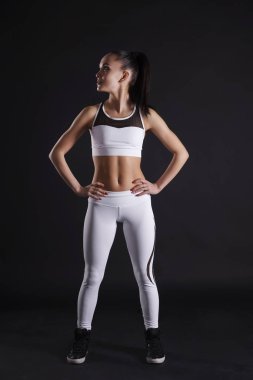 Genç, zayıf Latin bir bayan sporcu. 