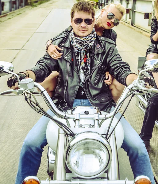 Байкер Пара с мотоциклом Чоппер стиль Мужчина и женщина ездить с — стоковое фото