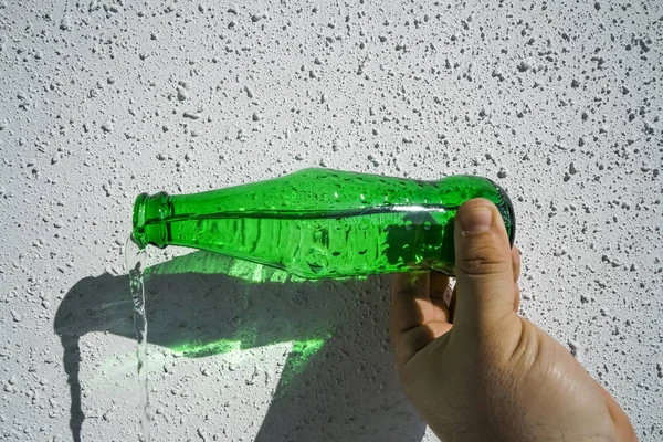 Víz Öntése Egy Zöld Üvegből Tiszta Víz Esik — Stock Fotó
