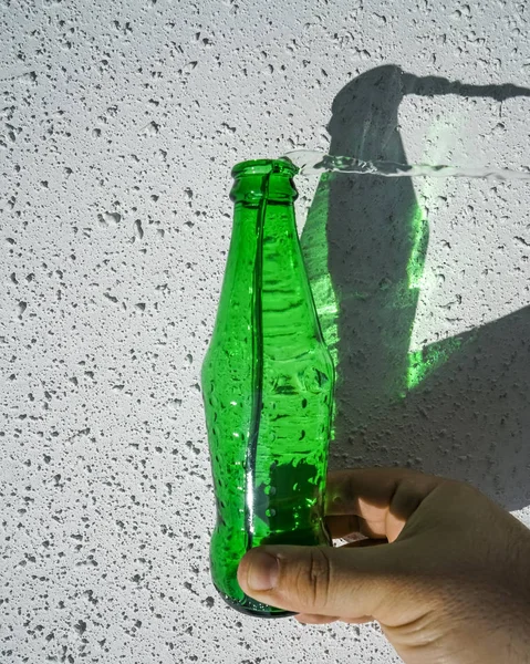 Water Uit Een Groene Fles Gieten Zuiver Water Dat Naar — Stockfoto