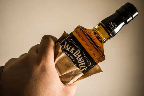 Moscow Rússia Novembro 2016 Foto Uma Garrafa Jack Daniels Hand — Fotografia de Stock