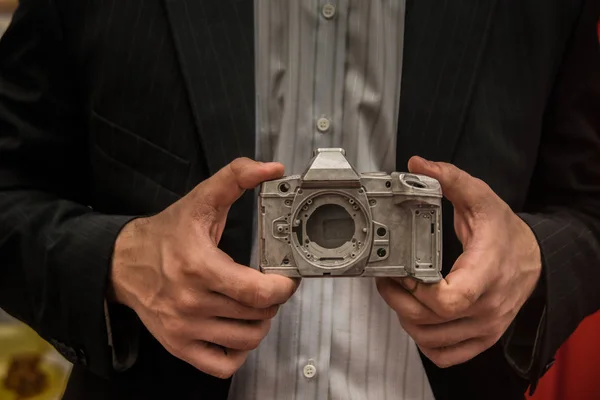 Empresário Levando Alumínio Metal Corpo Foto Câmera Olimpus Com Câmera — Fotografia de Stock