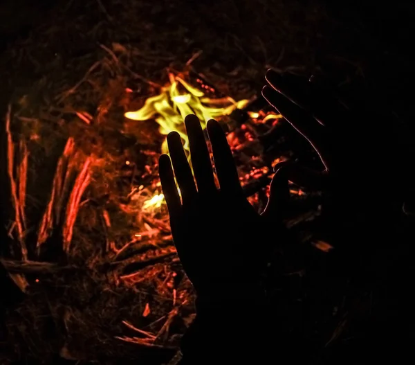 Фотография Крупным Планом Мужских Рук Согревающих Огня — стоковое фото