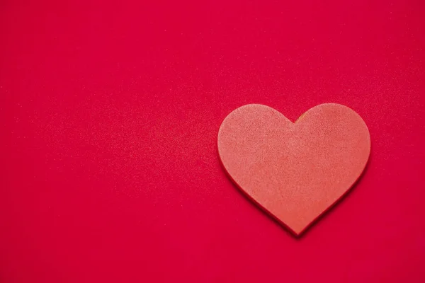 Coração Vermelho Sobre Fundo Papel Vermelho — Fotografia de Stock