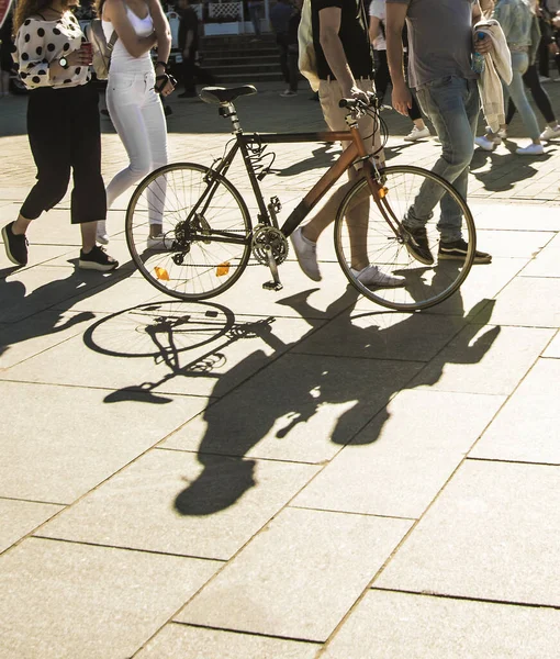Hermosa Pareja Que Conduce Bicicleta Por Las Antiguas Calles Joven — Foto de Stock