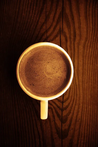 Oben Nahsicht Auf Weiße Keramiktasse Kaffee Mit Schönem Schaum Auf — Stockfoto