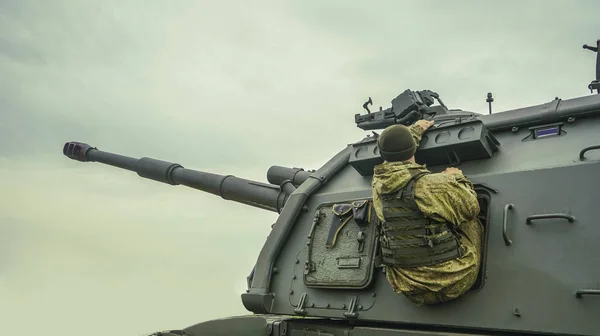 Soldado Saliendo Escotilla Del Tanque Soldado Del Ejército Tanque Armas —  Fotos de Stock