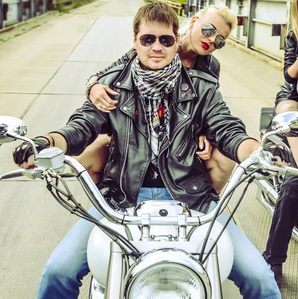 Байкер Пара с мотоциклом Чоппер стиль Мужчина и женщина ездить с — стоковое фото
