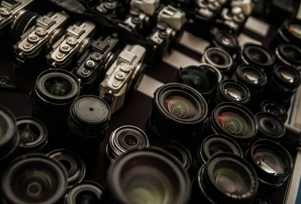 Primer Plano Muchas Lentes Fotográficas Diversas Con Recubrimiento Multicapa Antirreflejo —  Fotos de Stock