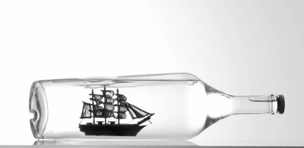 Miniatuur Hoog Schip Met Zeilen Opgetuigd Een Heldere Glazen Fles — Stockfoto