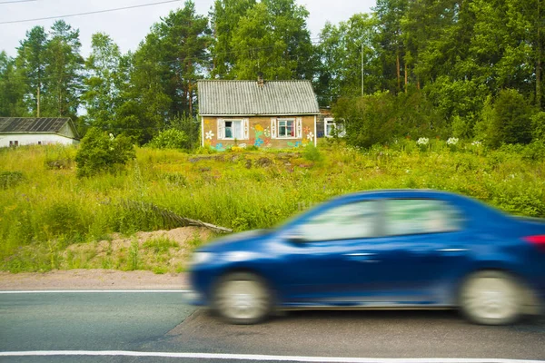 Régi Faház Zöld Nyári Erdőben Gyors Vezetés Kék Modern Autó — Stock Fotó