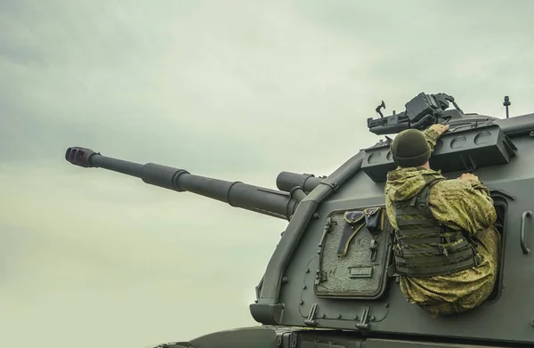 Soldado Saliendo Escotilla Del Tanque Soldado Del Ejército Tanque Armas —  Fotos de Stock