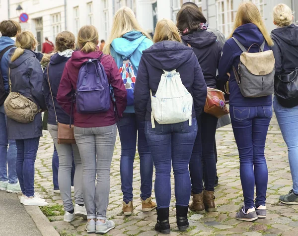 Yetişkin Kadınlar Avrupa Caddesinde Rehberle Birlikte Yürüyorlar Arka Plan — Stok fotoğraf