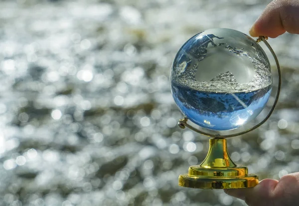 Klart Glas Boll Jordklot Floden Bokeh Bakgrund Genomskinligt Glas — Stockfoto