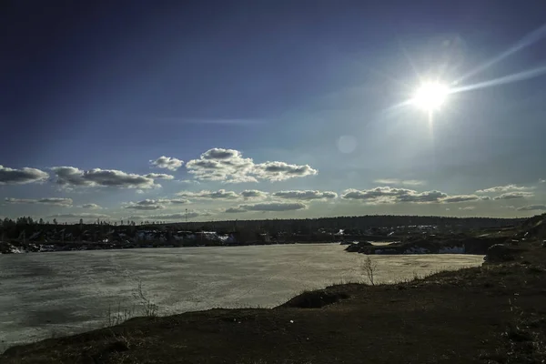 Заморожене Озеро Взимку Парку Лісі Сонячну Погоду Панорамний Вид Блакитним — стокове фото