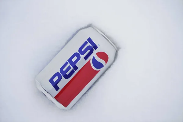 Moskwa Rosja Grudnia 2018 Pepsi Cola Puszka Pełnego Aluminium 330 — Zdjęcie stockowe