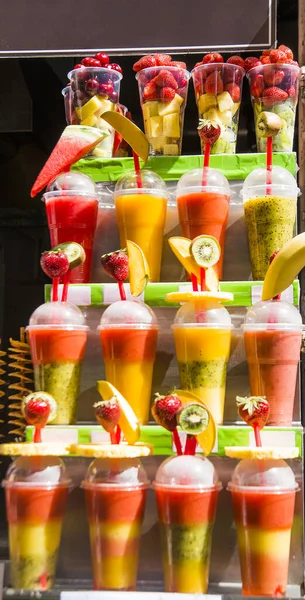 Assortimento Fette Frullati Frutta Con Tubi Cocktail Bicchieri Plastica Mercato — Foto Stock