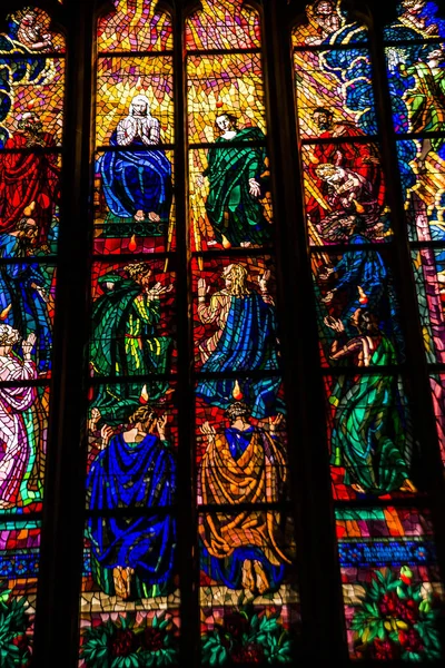 聖ヴィート大聖堂内のカラフルな宗教的なステンドグラスの窓 チェコ共和国プラハの聖ヴィット大聖堂のステンドグラス窓 — ストック写真